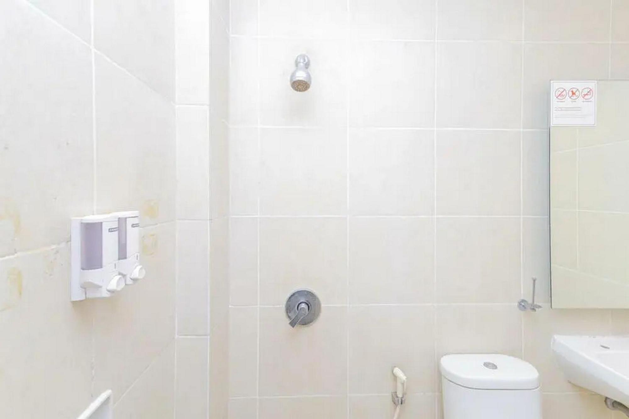 Reddoorz Plus At Riverside Malang Zimmer foto